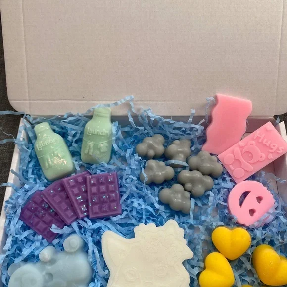 Large wax melt sample gift set over 20 items laundry themed - Picture 2 of 2